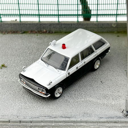 Tarmac Works TW 1:64 Datsun Bluebird 510 Wagon Police Car Alloy car model