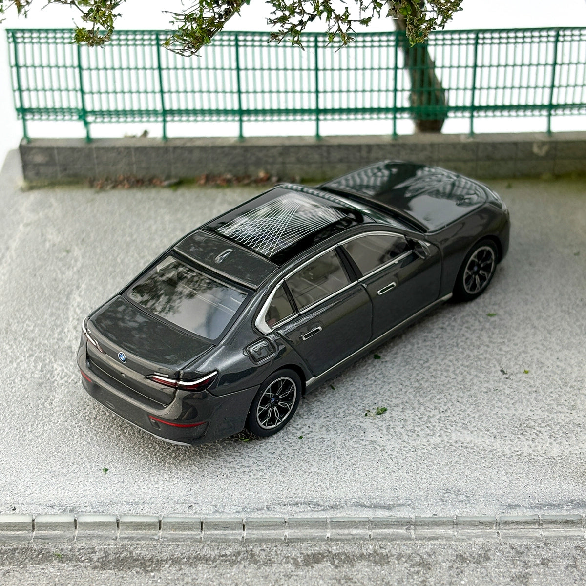 MINIGT 1:64 #818 BMW i7 Dravit Grey Alloy car model