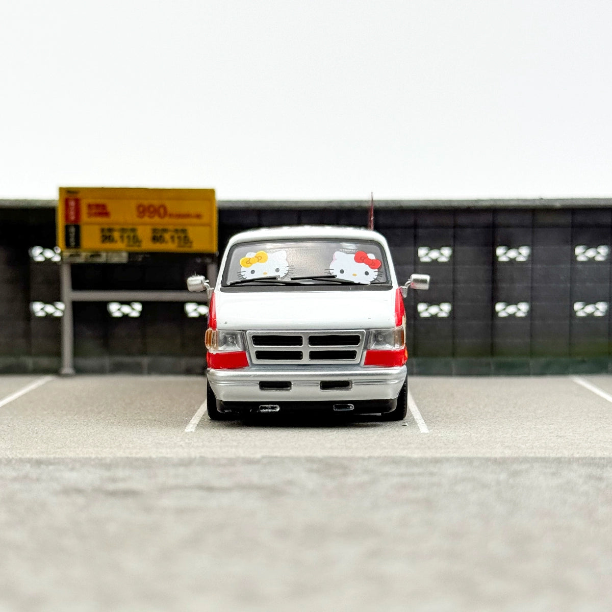 TW Tarmac Works 1:64 Hello Kitty Food Truck Dodge Van Alloy car model