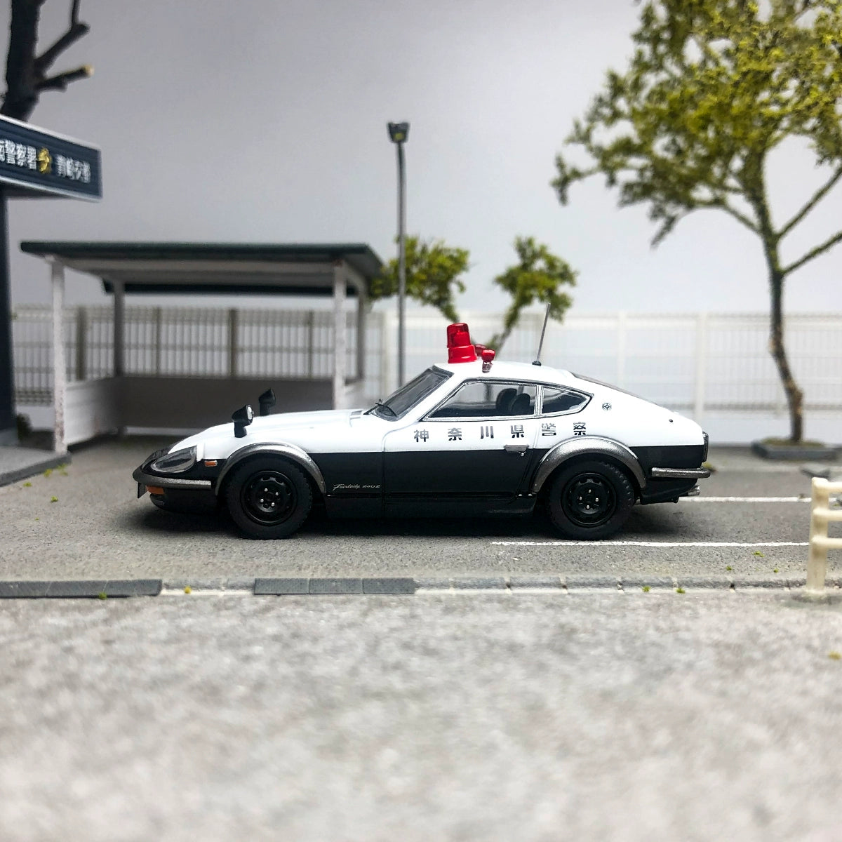 INNO 1:64 NISSAN FAIRLADY 240ZG (HS30)JAPANESE POLICE CAR  Alloy car model