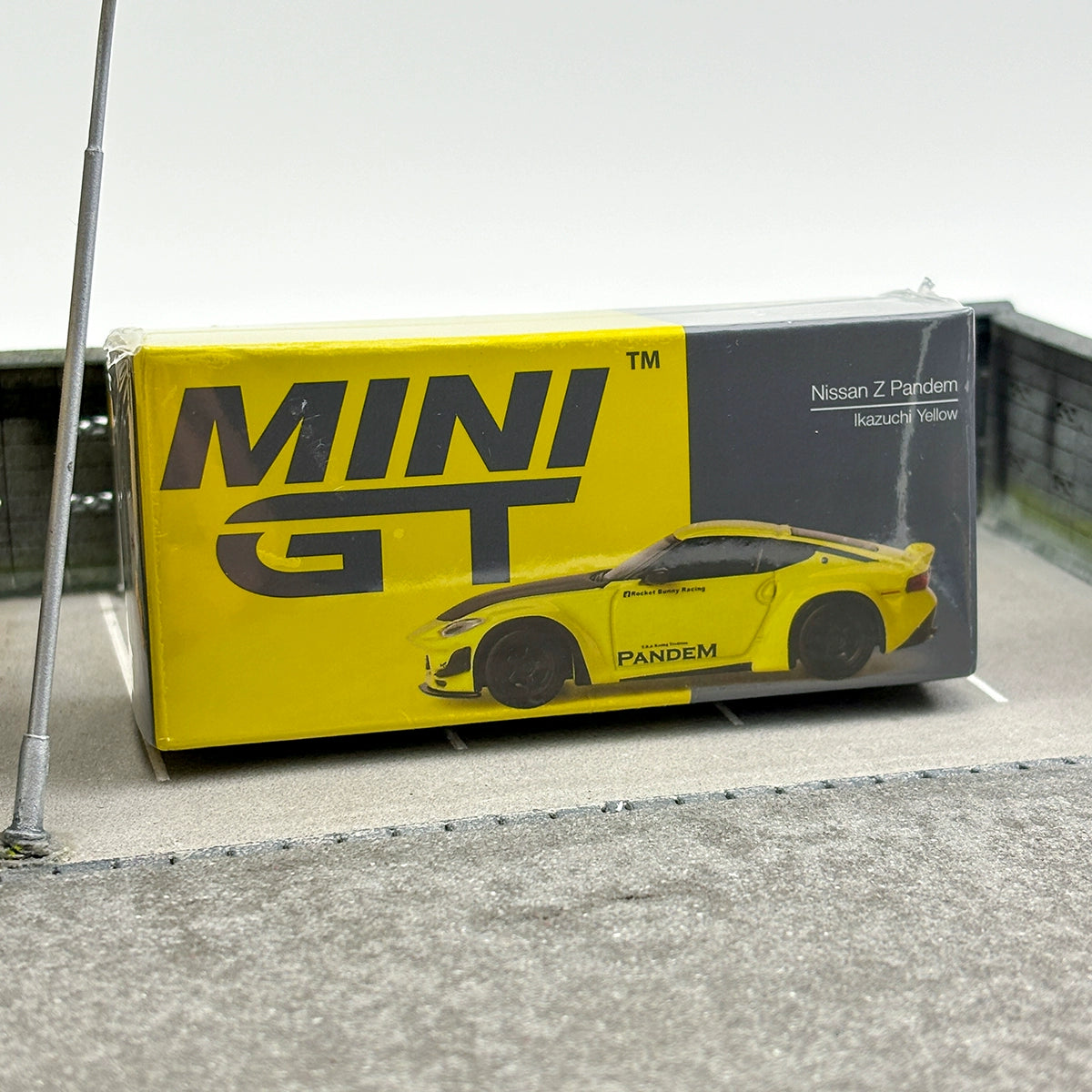 MINIGT 1:64 #752 Nissan Z Pandem Ikazuchi Yellow  Alloy car model
