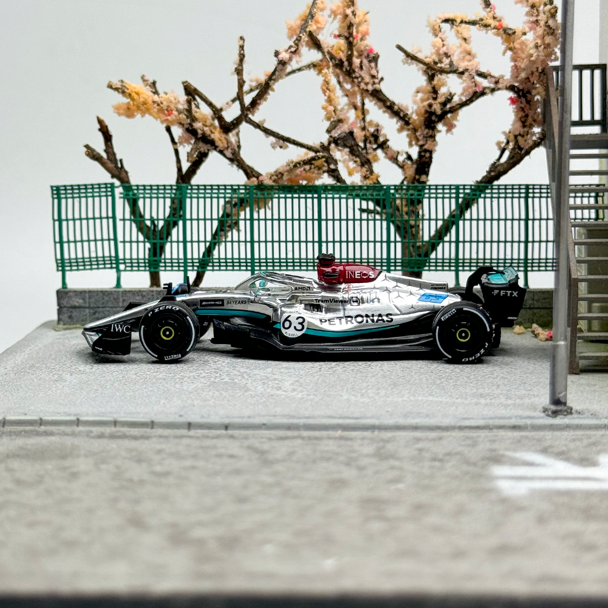 TW Tarmac Works 1:64 Mercedes-Benz F1 W13 E Performance 63 Alloy car model