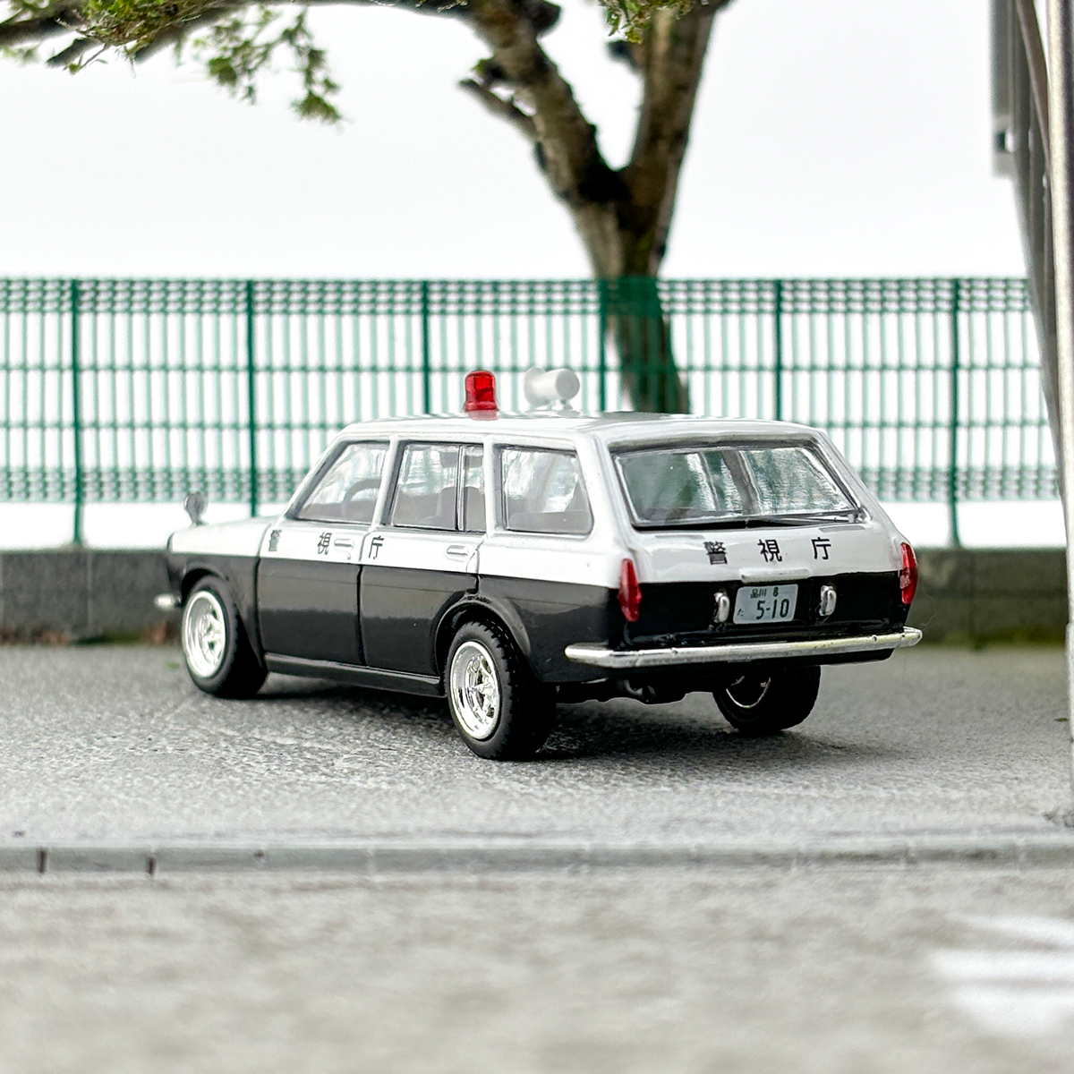 Tarmac Works TW 1:64 Datsun Bluebird 510 Wagon Police Car Alloy car model