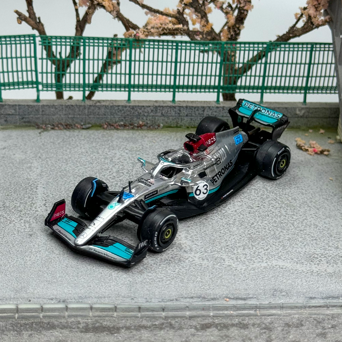 TW Tarmac Works 1:64 Mercedes-Benz F1 W13 E Performance 63 Alloy car model