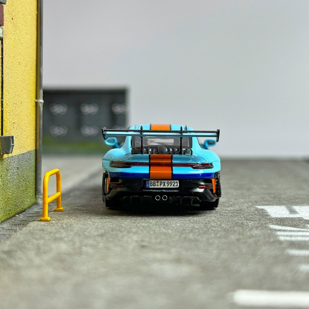 SOLO 1:64 Porsche 911 992 GT3RS GULF Alloy car model