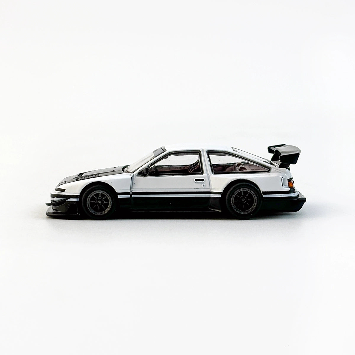 Tarmac Works 1:64 Toyota Sprinter Trueno AE86 Widebady Alloy car model