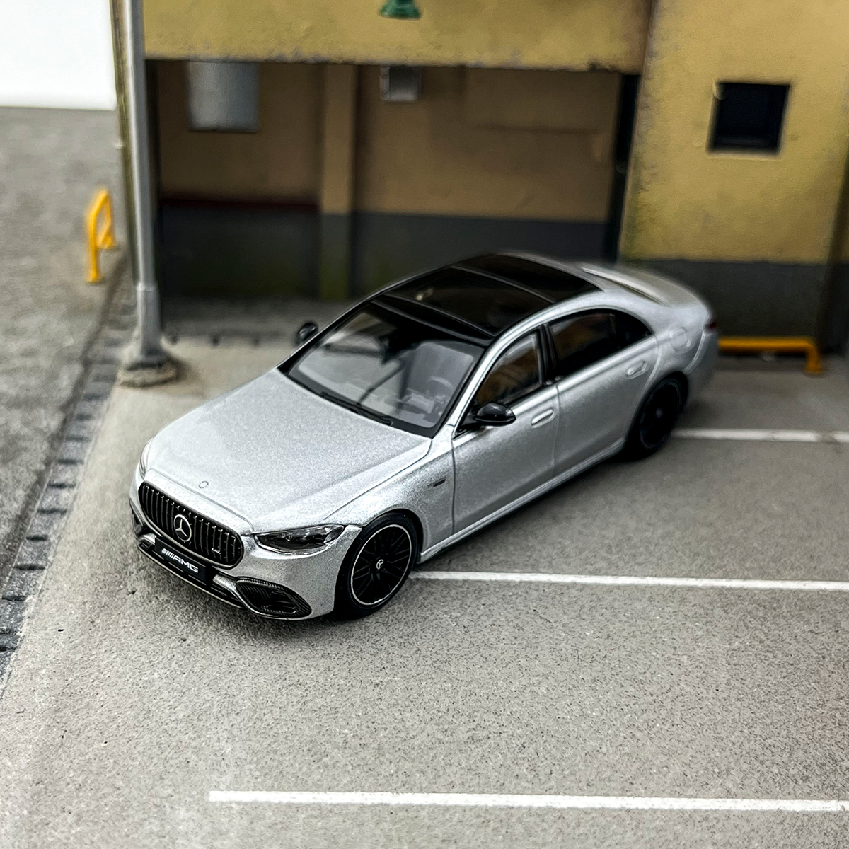 AR 1:64 Mercedes-Benz S63 E AMG Performance Alloy car model