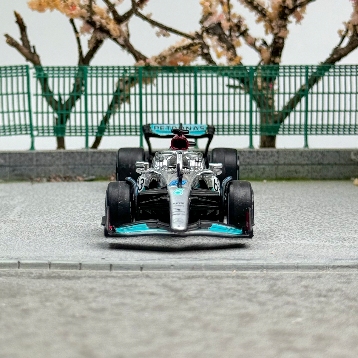 TW Tarmac Works 1:64 Mercedes-Benz F1 W13 E Performance 63 Alloy car model