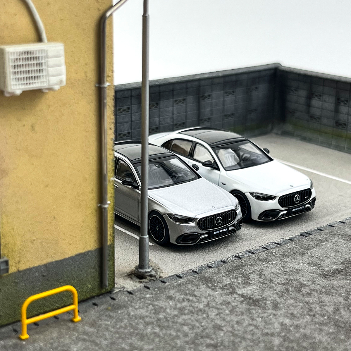 AR 1:64 Mercedes-Benz S63 E AMG Performance Alloy car model