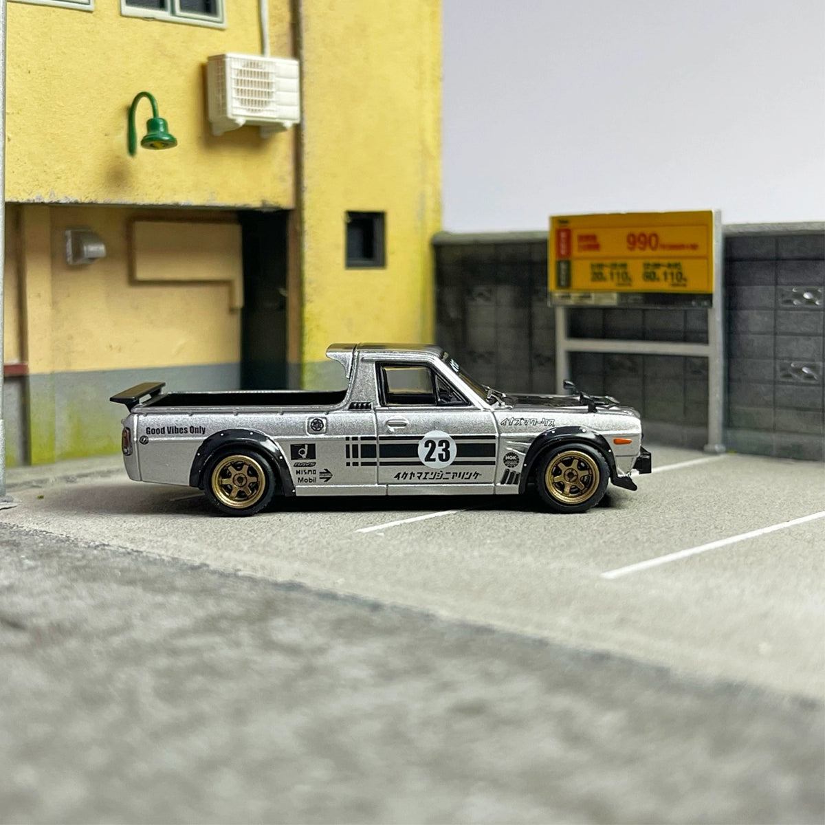 INNO 1:64 Nissan HAKOTORA PICK UP TRUCK "INAZUMA WORK' Alloy car model