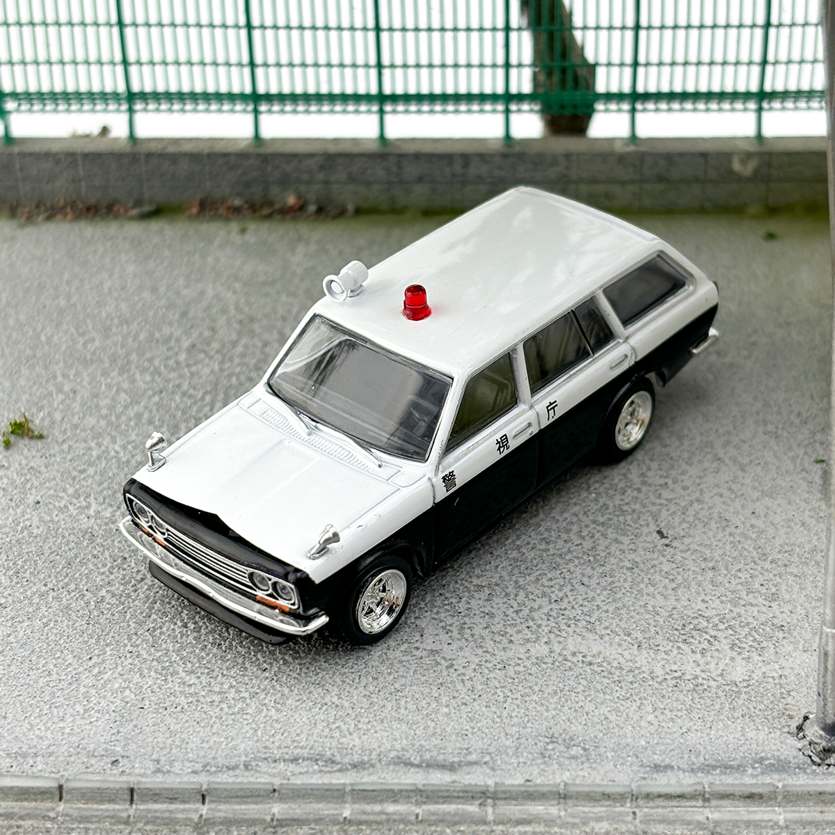 Tarmac Works TW 1:64 Datsun Bluebird 510 Wagon Police Car Alloy car model