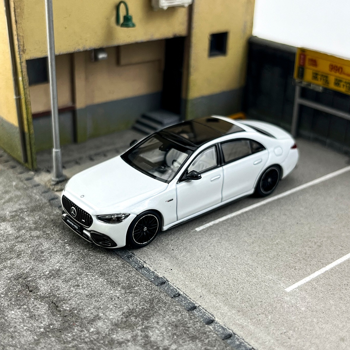 AR 1:64 Mercedes-Benz S63 E AMG Performance Alloy car model