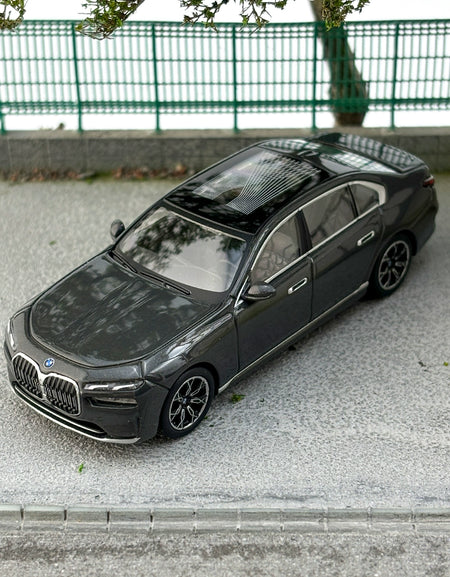 MINIGT 1:64 #818 BMW i7 Dravit Grey Alloy car model
