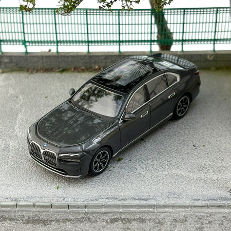 MINIGT 1:64 #818 BMW i7 Dravit Grey Alloy car model