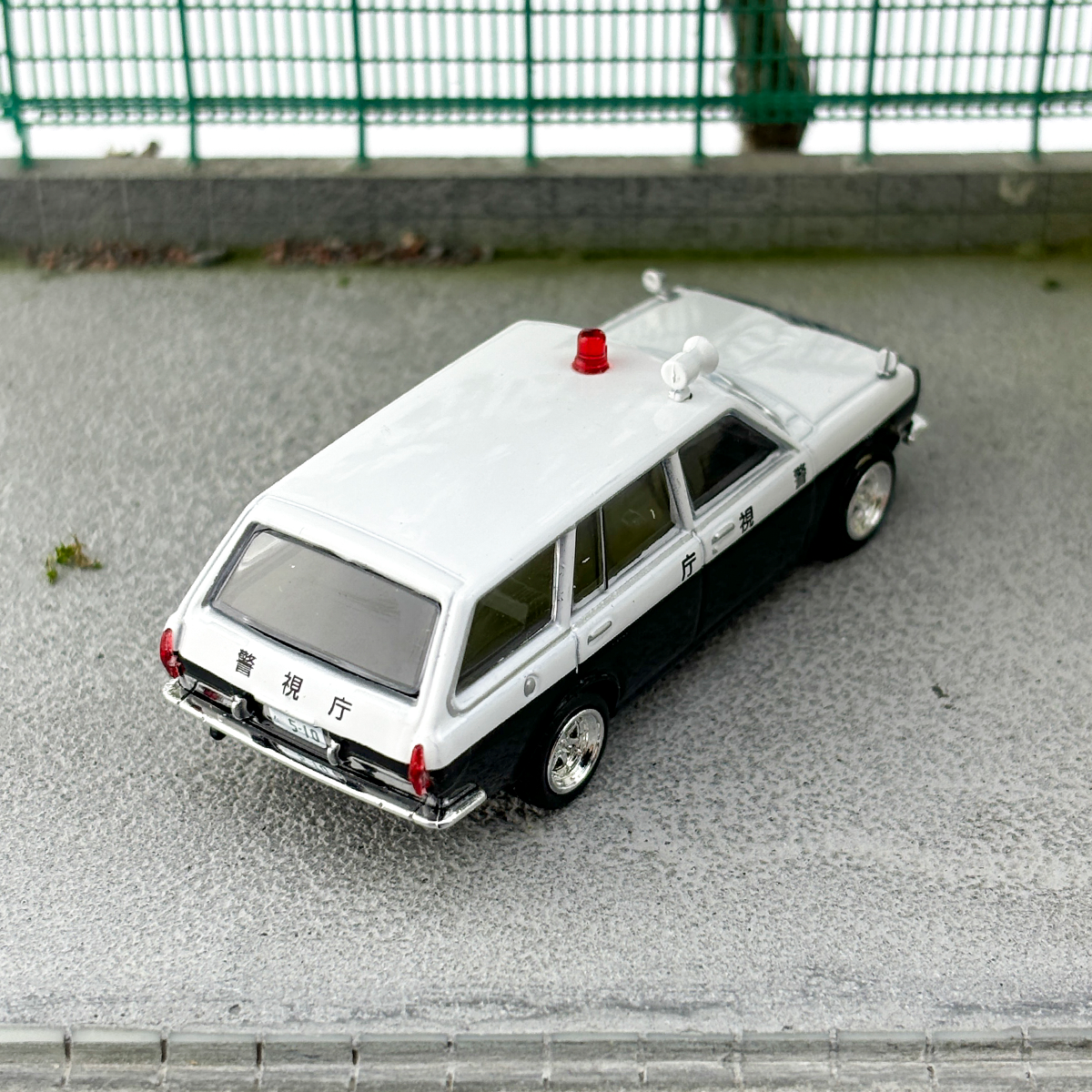 Tarmac Works TW 1:64 Datsun Bluebird 510 Wagon Police Car Alloy car model