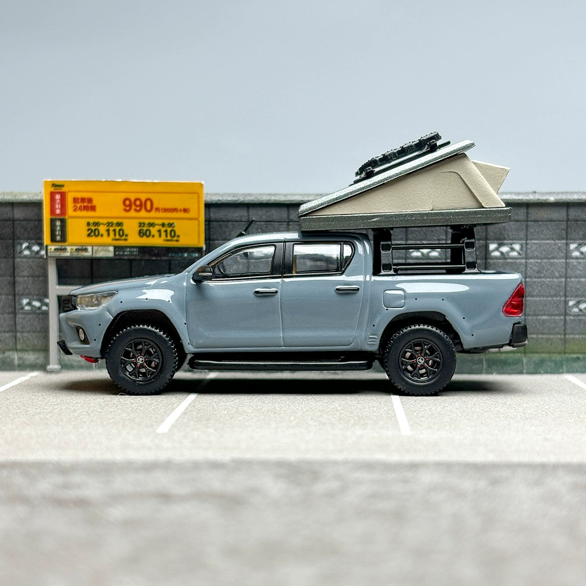 TW 1:64 Toyota Hilux Pick-Up Alloy car model