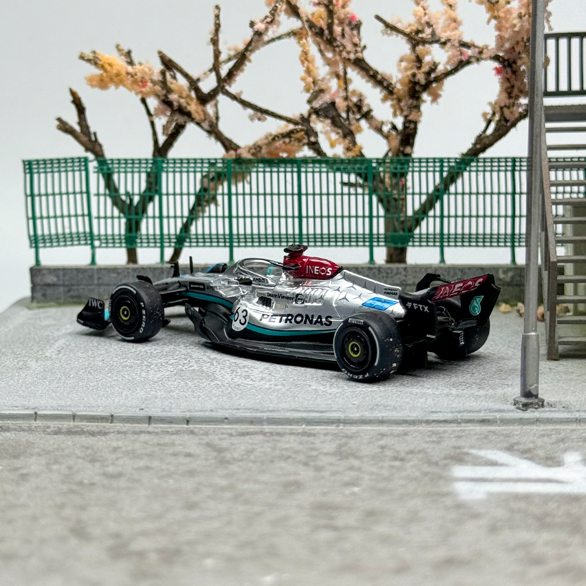 TW Tarmac Works 1:64 Mercedes-Benz F1 W13 E Performance 63 Alloy car model