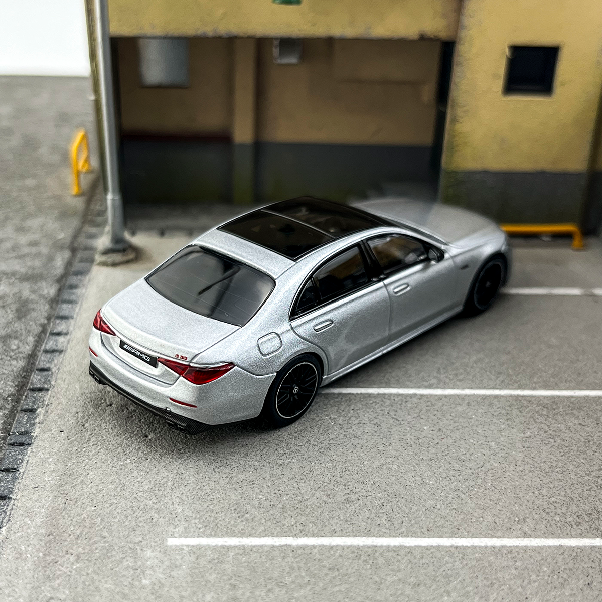 AR 1:64 Mercedes-Benz S63 E AMG Performance Alloy car model