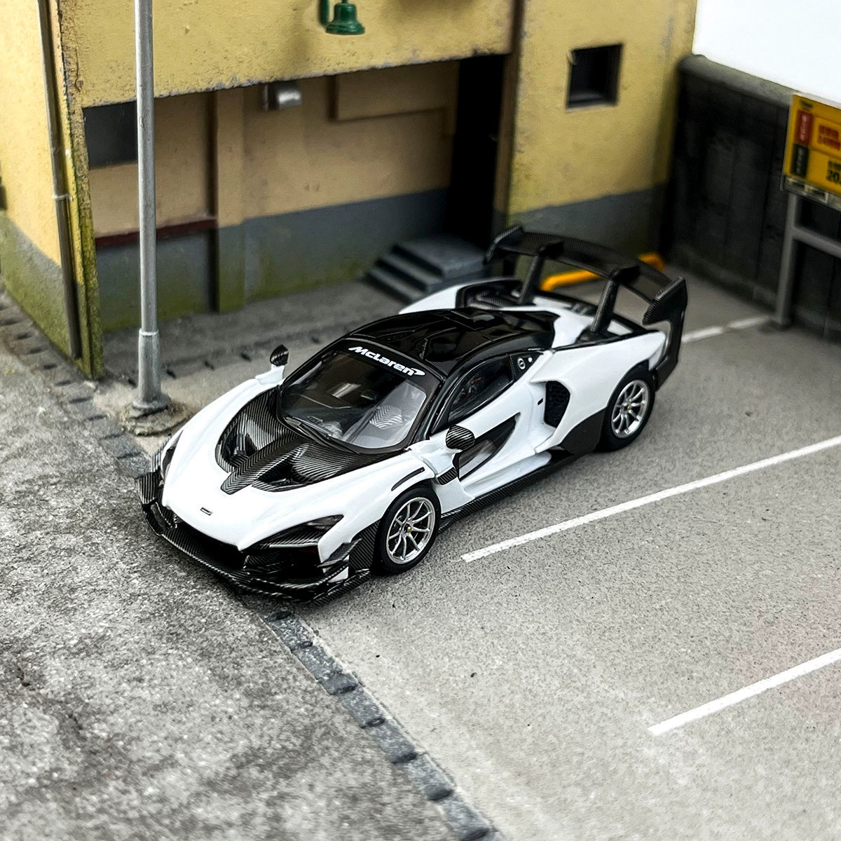 CM 1:64 Mclaren Senna GTR Alloy car model