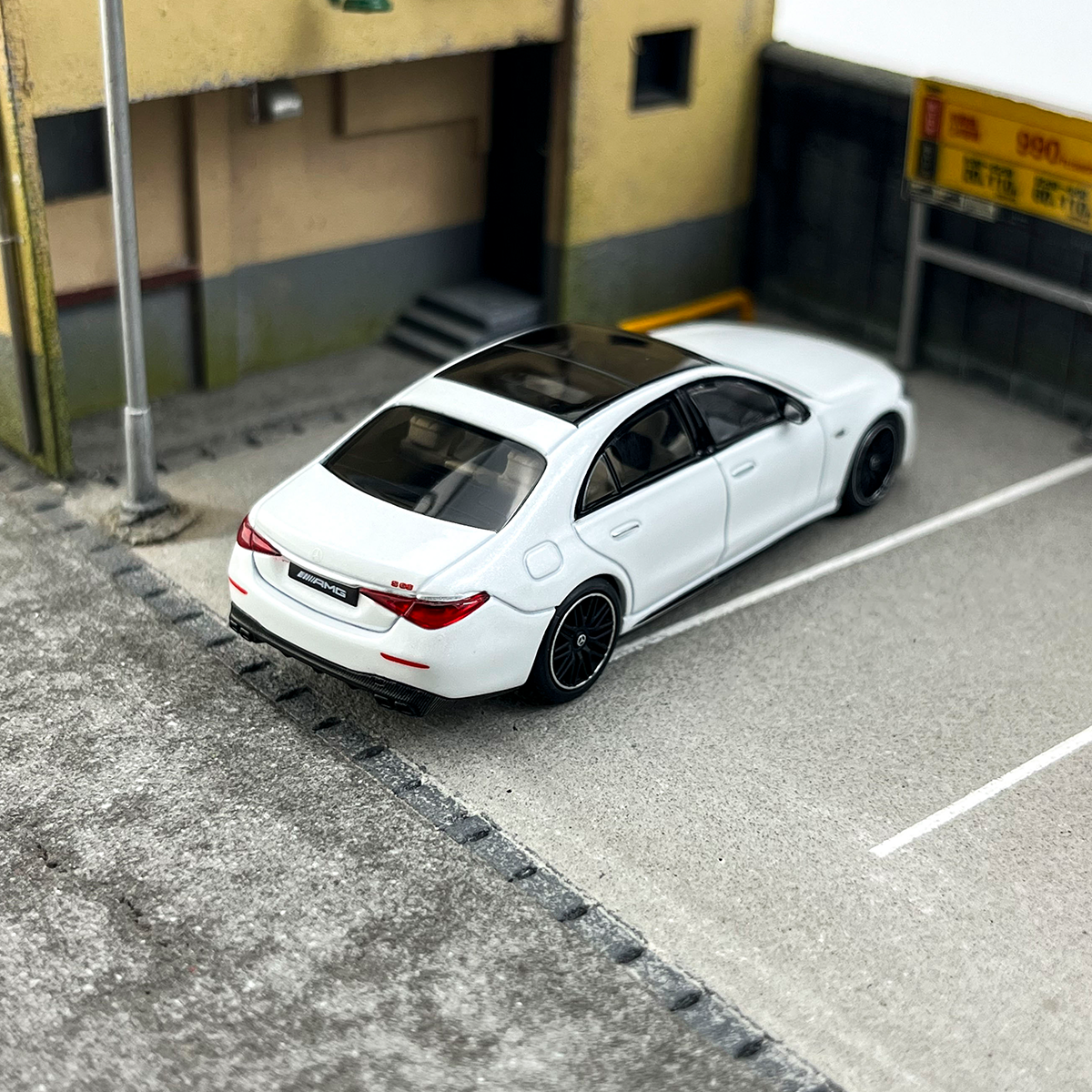 AR 1:64 Mercedes-Benz S63 E AMG Performance Alloy car model