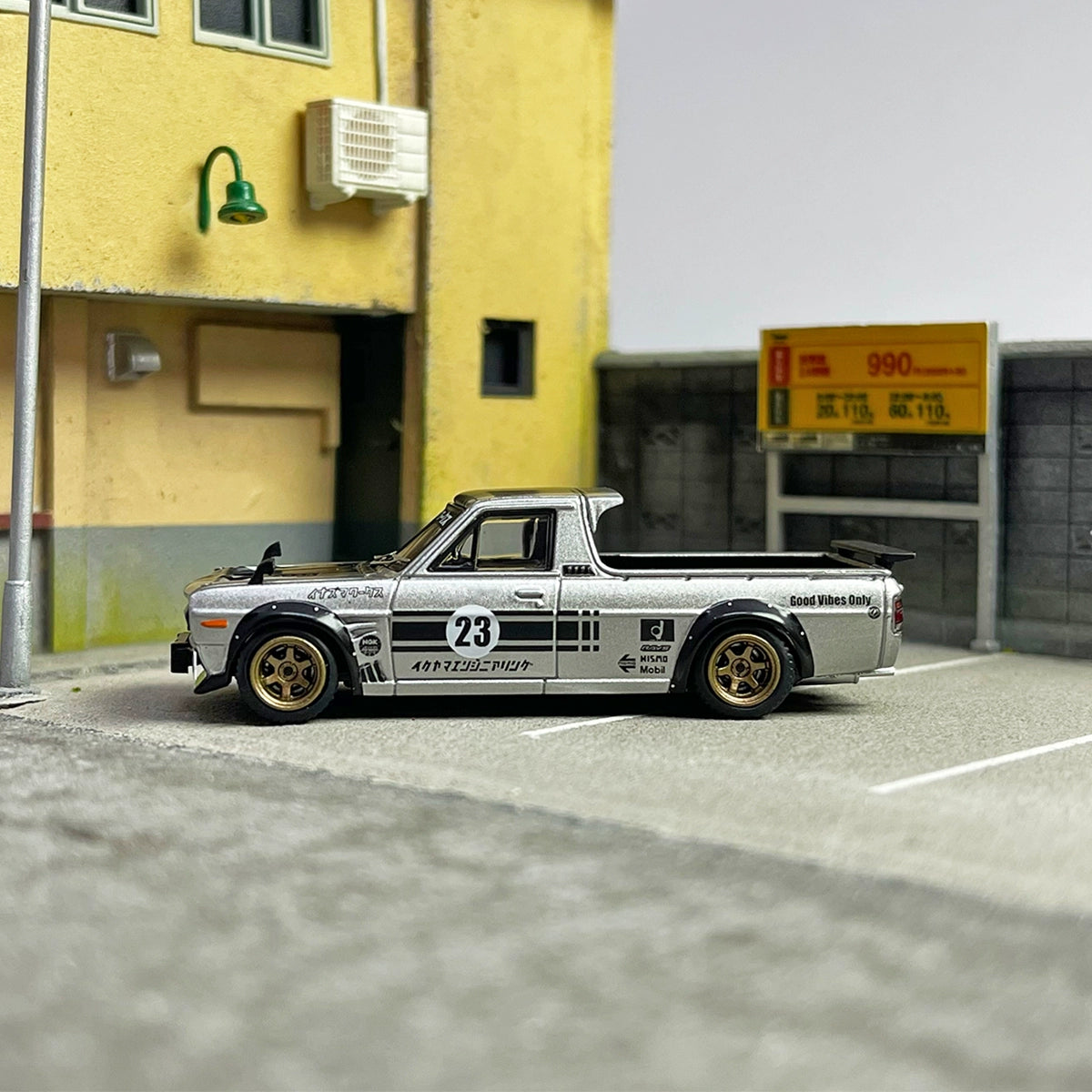 INNO 1:64 Nissan HAKOTORA PICK UP TRUCK "INAZUMA WORK' Alloy car model