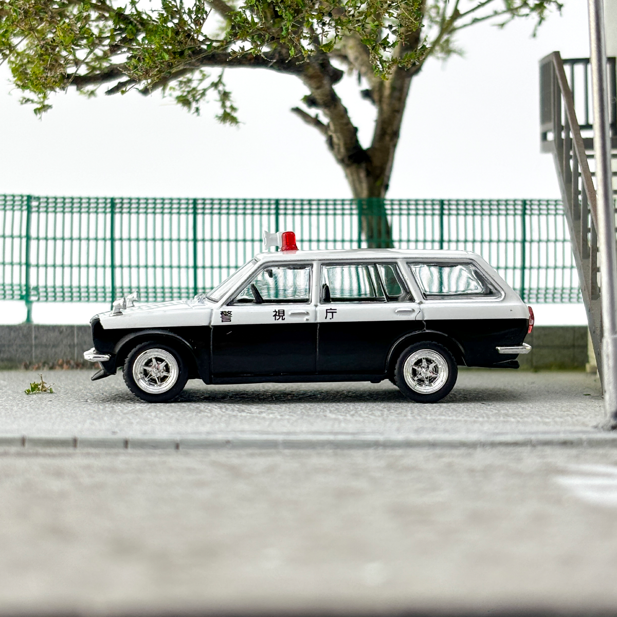 Tarmac Works TW 1:64 Datsun Bluebird 510 Wagon Police Car Alloy car model