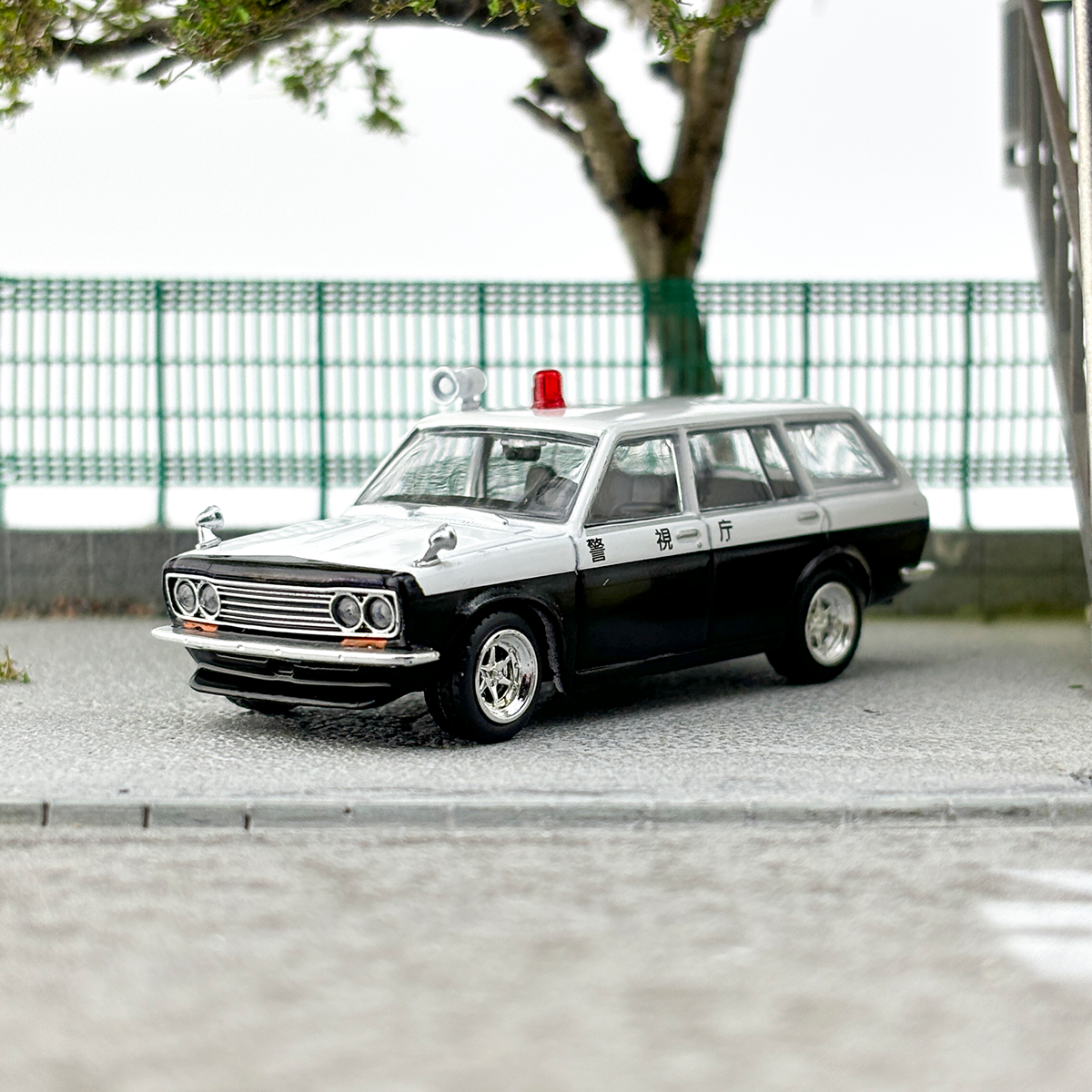 Tarmac Works TW 1:64 Datsun Bluebird 510 Wagon Police Car Alloy car model