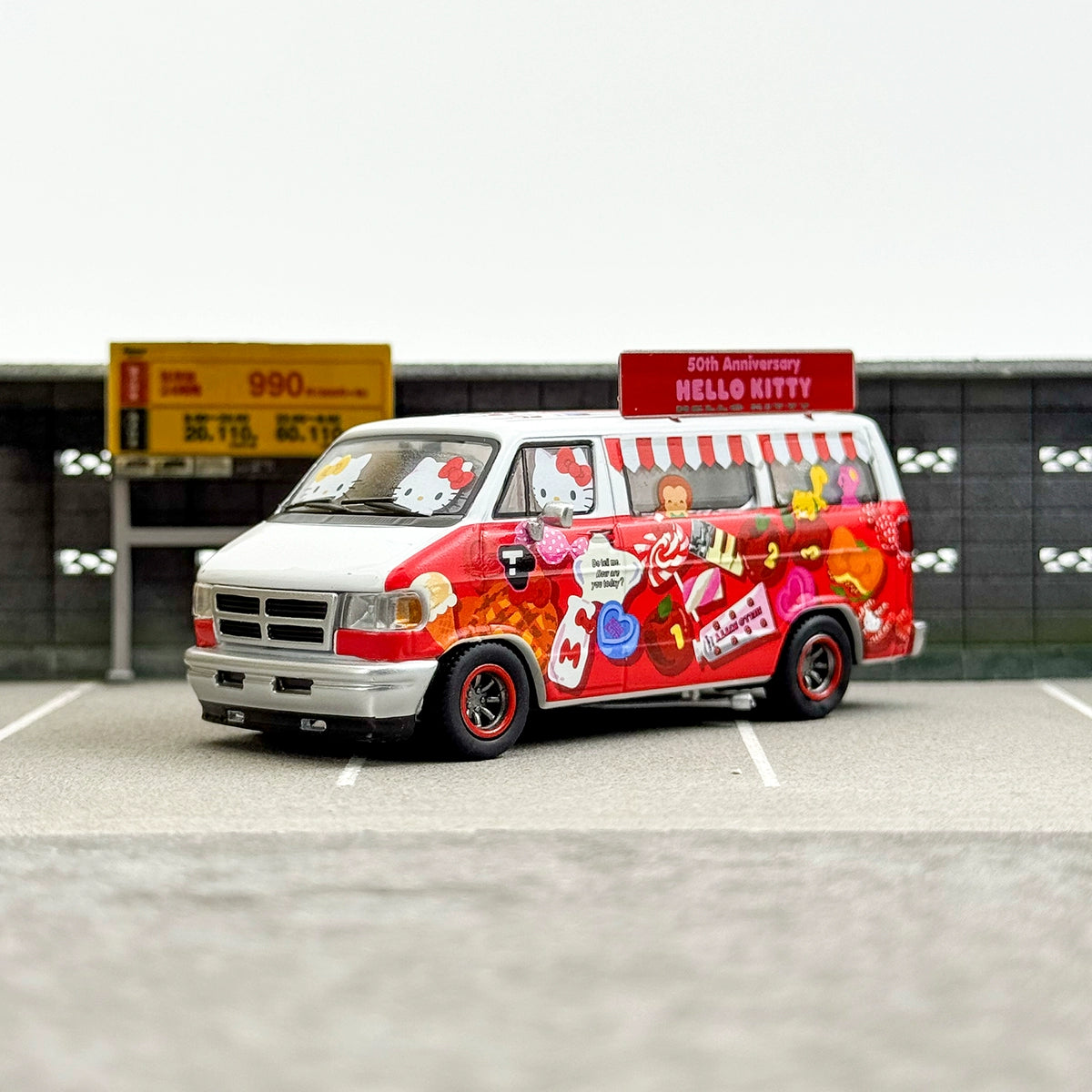 TW Tarmac Works 1:64 Hello Kitty Food Truck Dodge Van Alloy car model