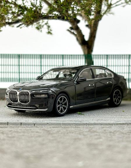 MINIGT 1:64 #818 BMW i7 Dravit Grey Alloy car model