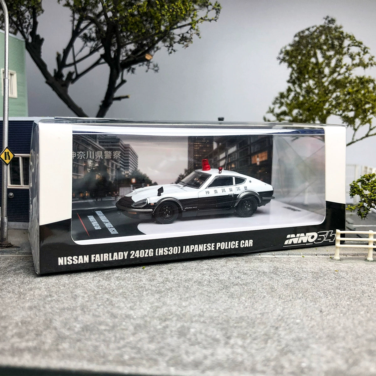 INNO 1:64 NISSAN FAIRLADY 240ZG (HS30)JAPANESE POLICE CAR  Alloy car model